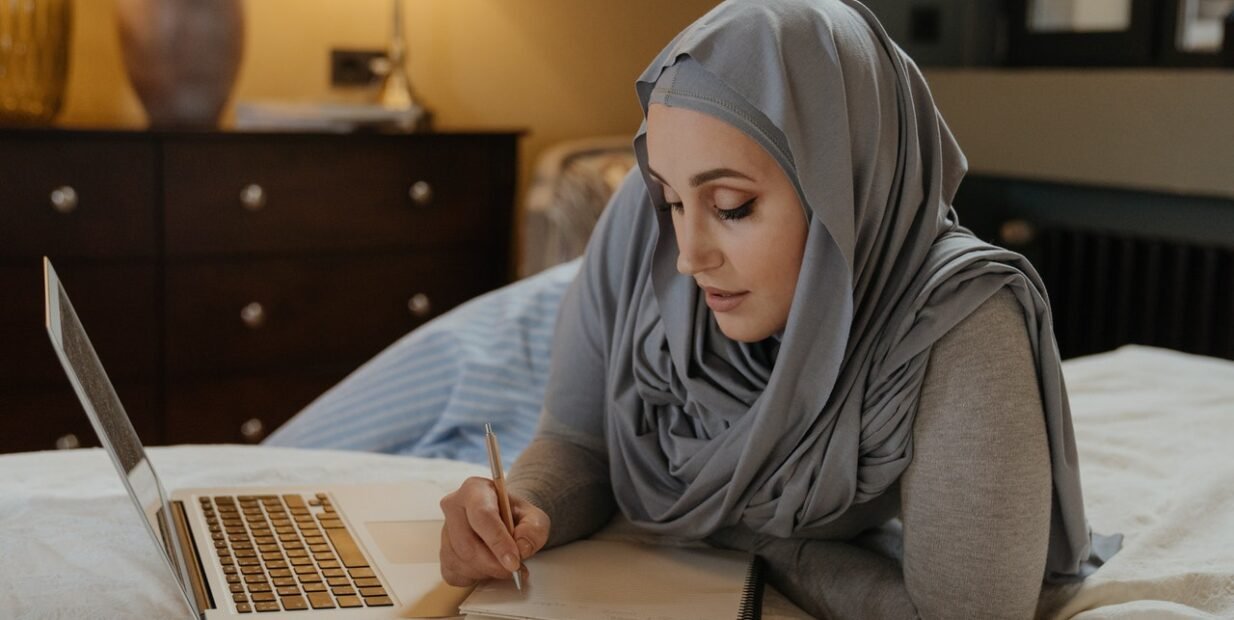 volunteering, volunteer, webinar, online, laptop, burka, woman, decolonize, bed, px, pex, pix