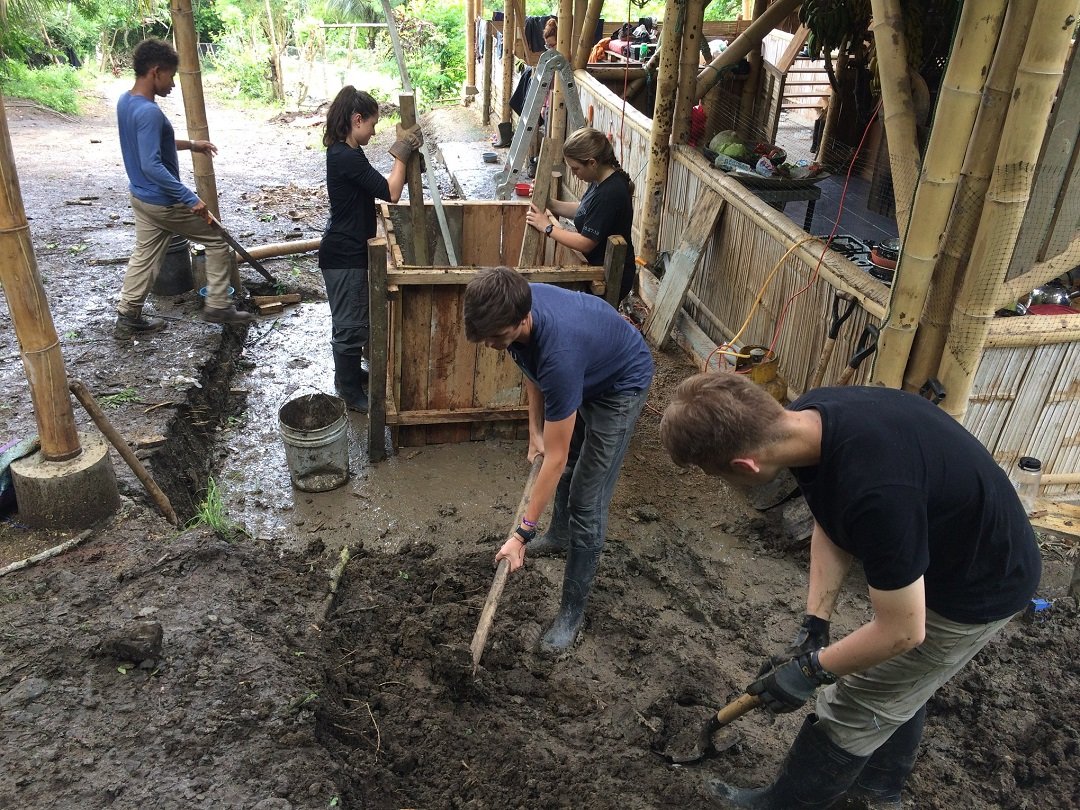 volunteer project, Ecuador, program, abroad, volunteering , voluntouring, voluntourism, community, team, cob building, reed, eco-building, bamboo