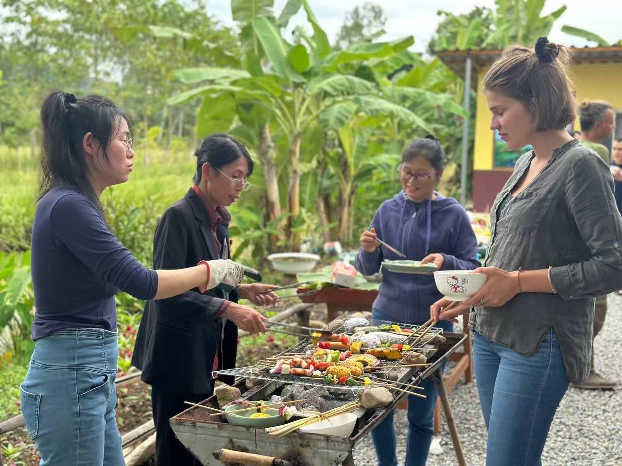Life Chanyuan ecovillage volunteer exchange in Thailand community barbecue