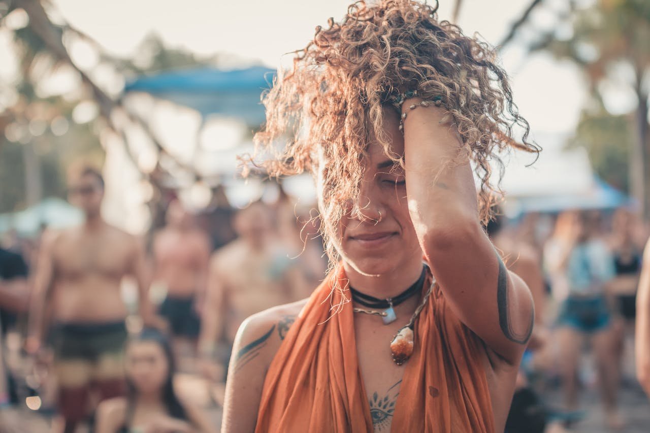 Person at an outdoor Rainbow Gathering, symbolic image for self-organized community life, shared responsibility and alternative travel.
