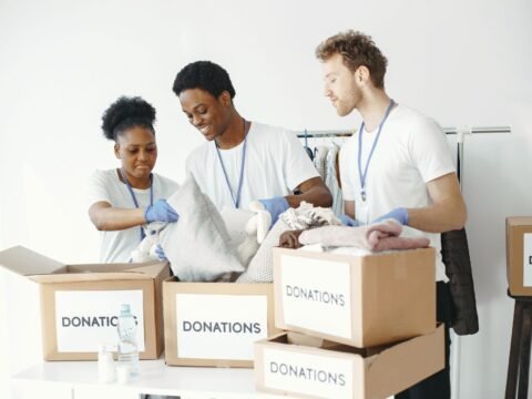 Volunteers managing boxes and donations for nonprofit fundraising Lo preferisco a un ALT con l’exact keyphrase intera perché descrive realmente la f