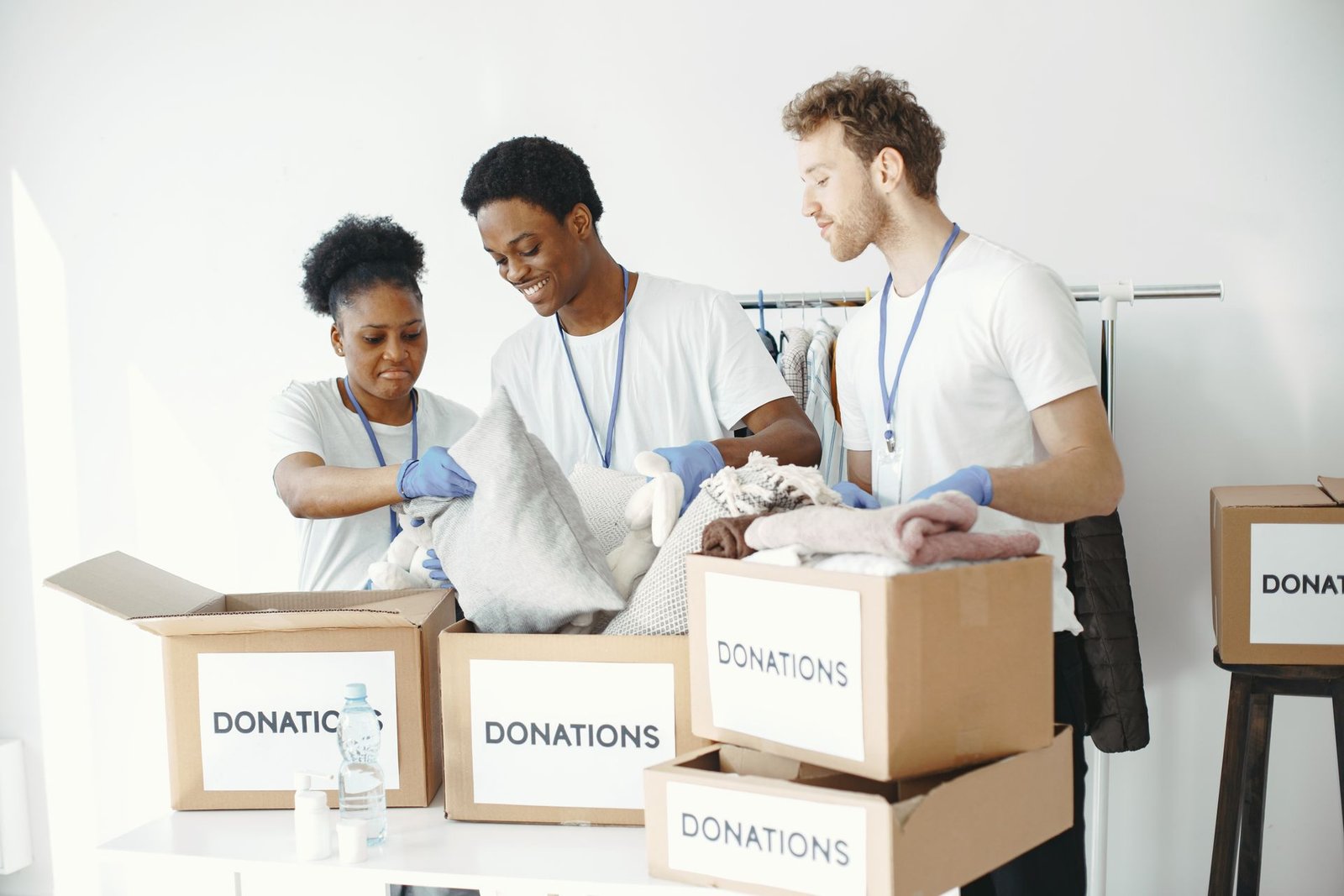 Volunteers managing boxes and donations for nonprofit fundraising Lo preferisco a un ALT con l’exact keyphrase intera perché descrive realmente la f